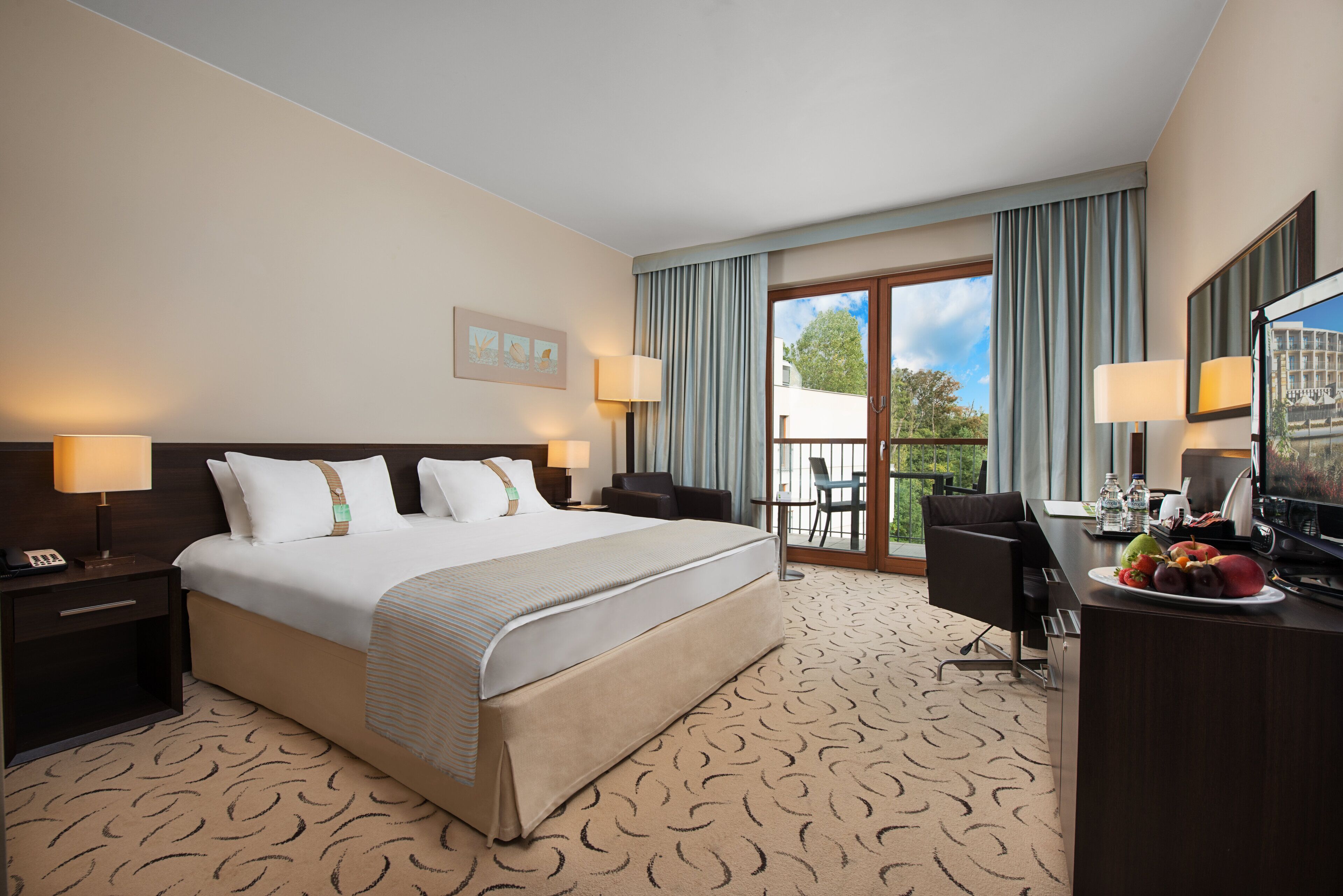 Premium Room, 1 King Bed | Minibar, in-room safe, desk, blackout drapes