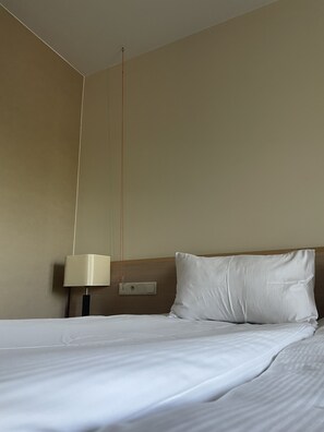 Quarto standard, 1 cama King, acessível | Frigobar, cofres nos quartos, escrivaninha, cortinas blackout