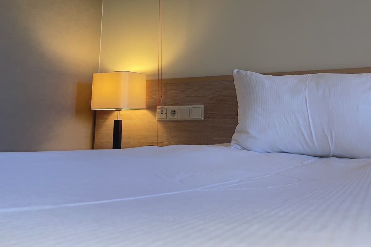 Standard Room, 1 Katil Raja (King), Accessible | Bar mini, peti besi dalam bilik, meja, langsir/tirai gelap terus
