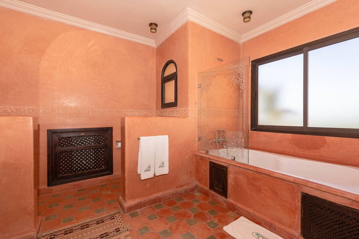basic suite, 1 bedroom | bathroom | free toiletries, hair dryer, towels