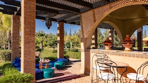 Se sirven desayunos, almuerzos y cenas; con vista al jardín