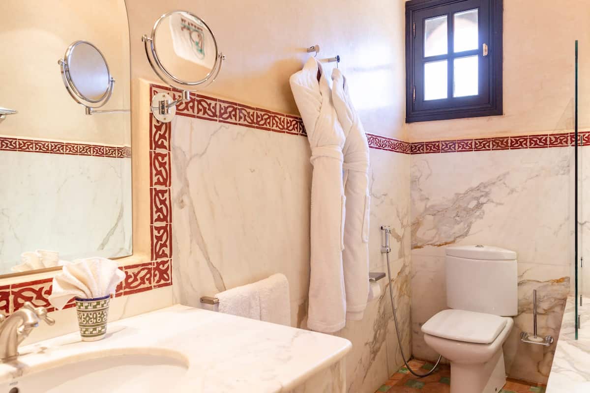 family suite, 2 bedrooms | bathroom | free toiletries, hair dryer, towels