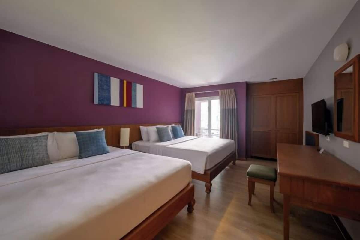 In-room safe, desk, free WiFi