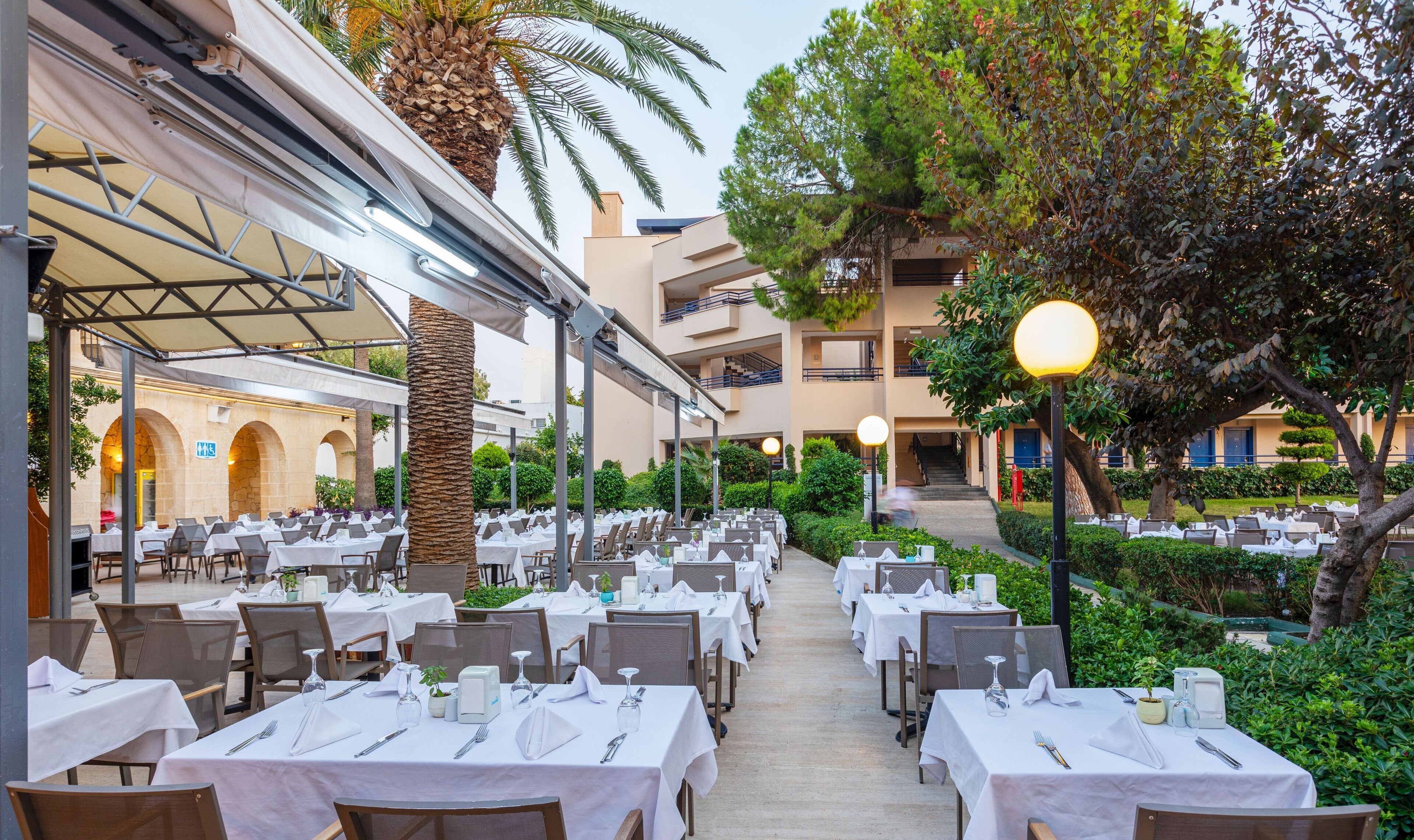 2 restauranter, frokost serveres