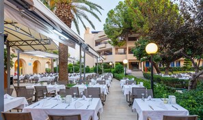 2 restaurants, breakfast served