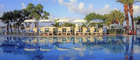 Una piscina cubierta, 3 piscinas al aire libre, sombrillas, tumbonas