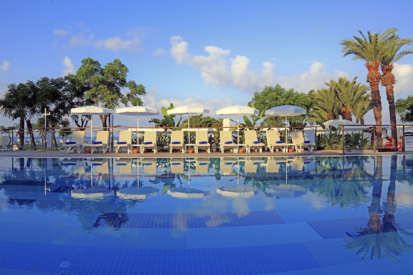 Indoor pool, 3 outdoor pools, pool umbrellas, pool loungers