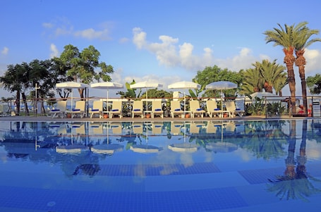 Una piscina techada, 3 piscinas al aire libre, sombrillas