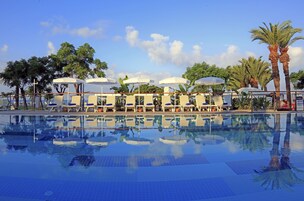 Una piscina cubierta, 3 piscinas al aire libre, sombrillas, tumbonas