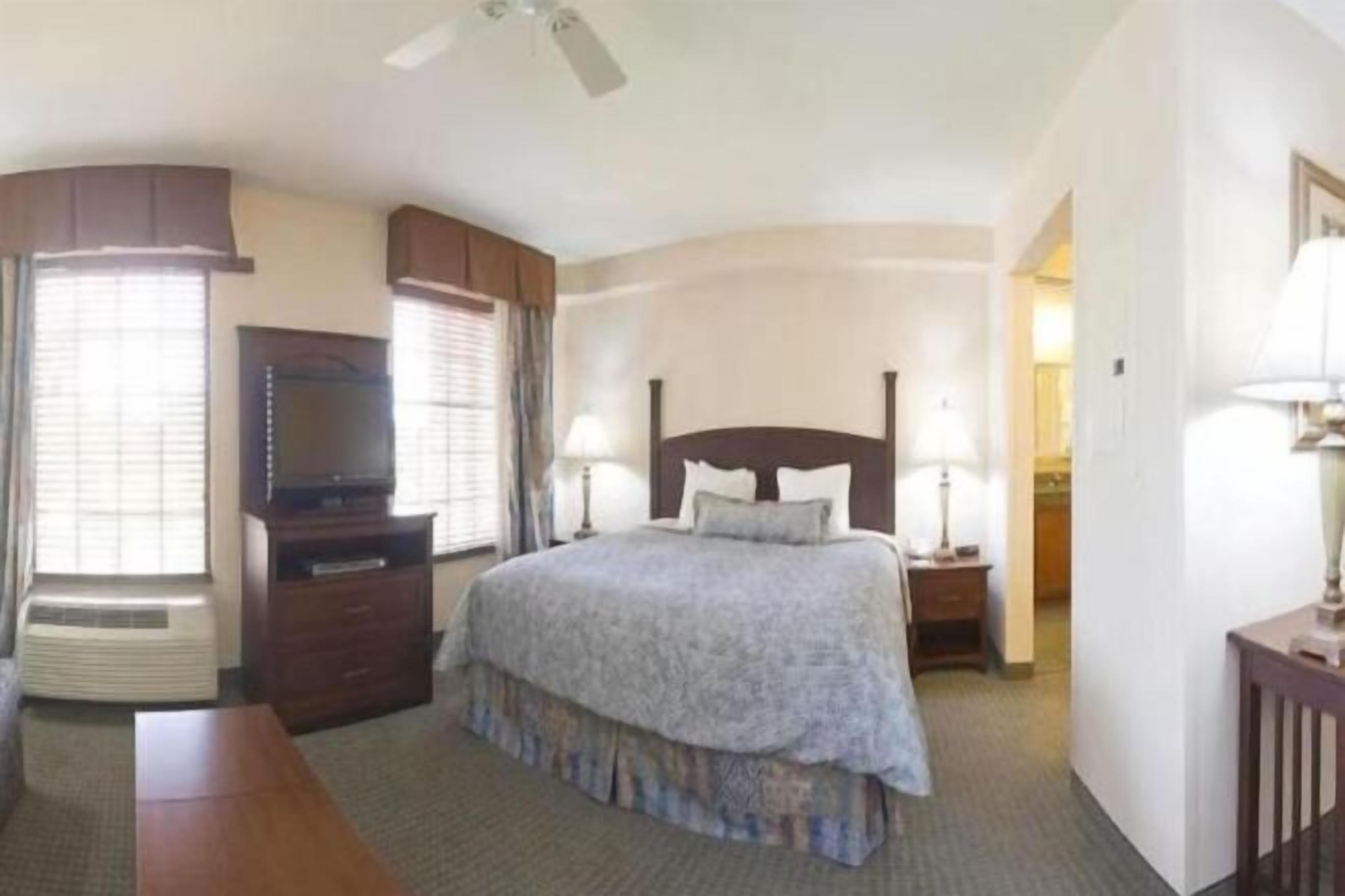 Caja fuerte, cortinas opacas, tabla de planchar con plancha