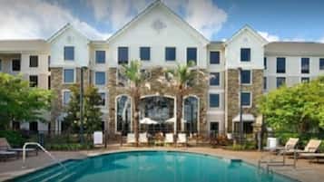 Outdoor pool, open 8 AM to 10 PM, pool loungers