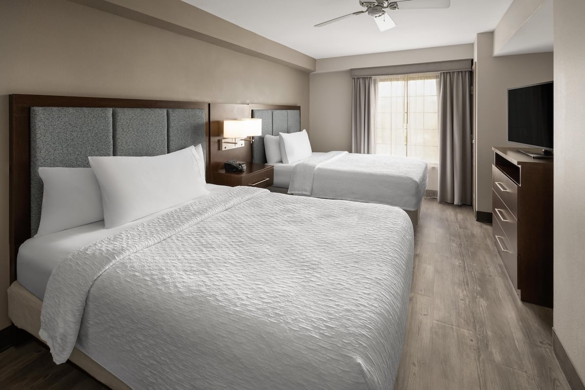 Safe på rommet, blendingsgardiner og strykejern/-brett