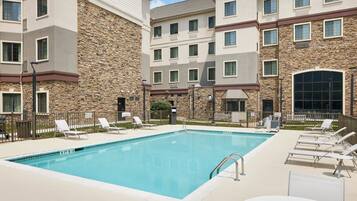 Piscine extérieure (ouverte en saison)