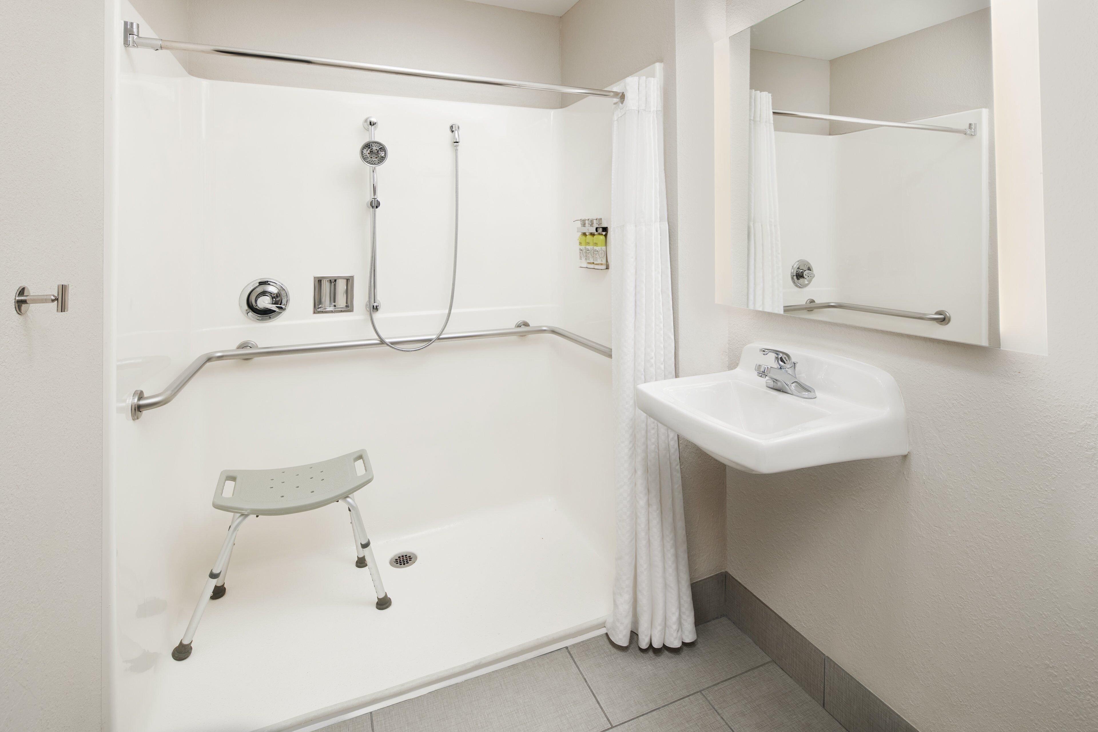 combined shower/bathtub, hair dryer, towels