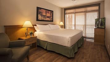 King Guest Room | Premium bedding, desk, iron/ironing board, free WiFi