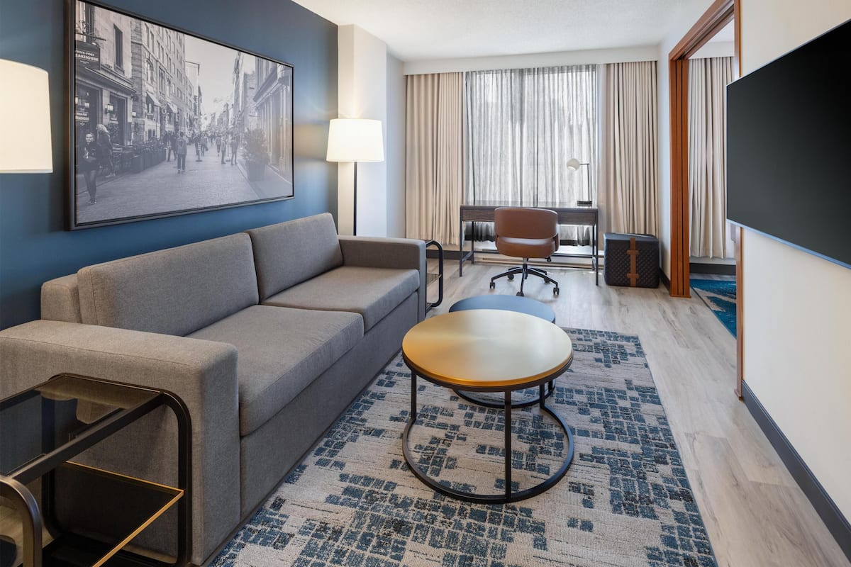 Deluxe Suite (2 Double Beds with Sofa bed) | Living area