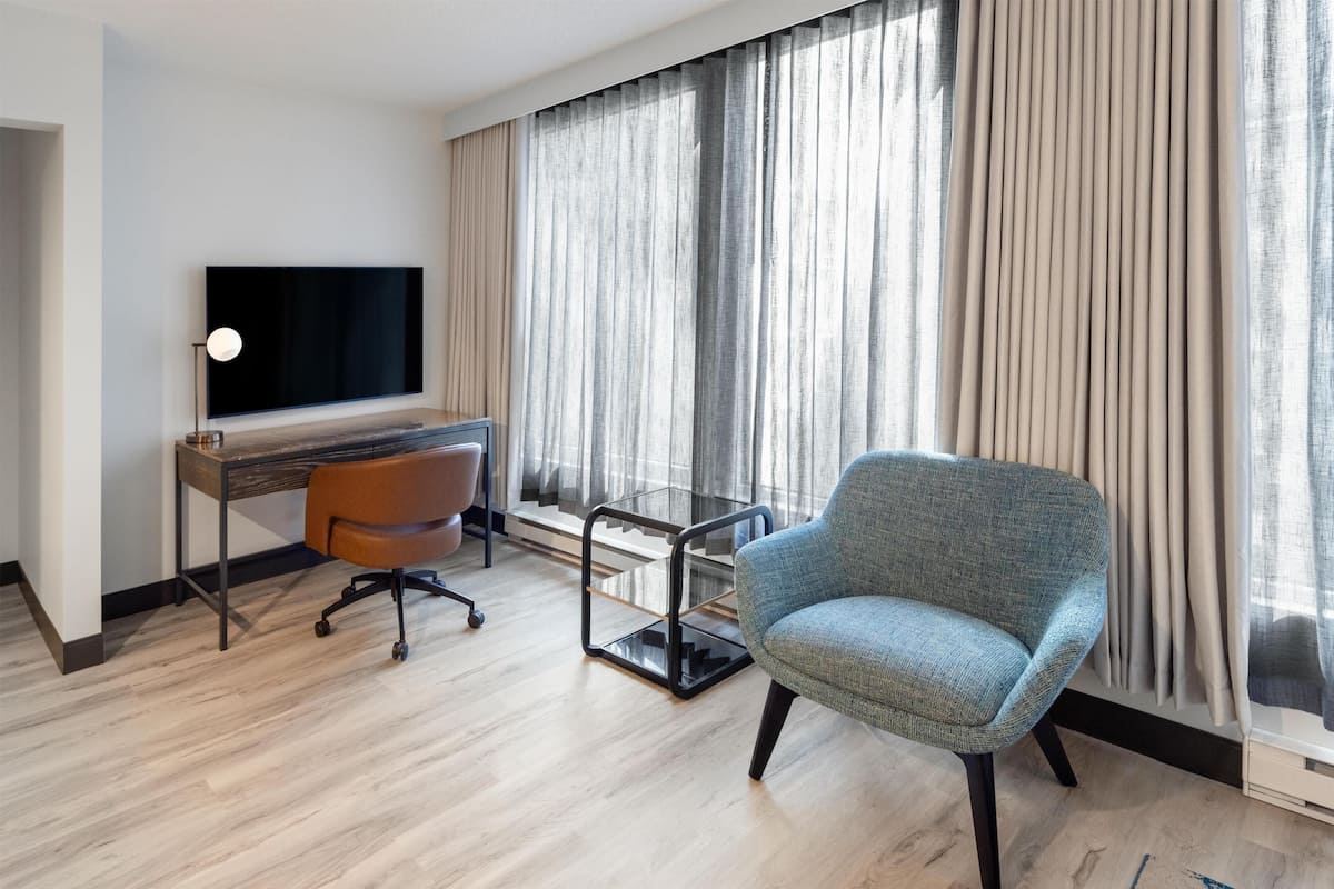 Studio, 1 Queen Bed | Premium bedding, in-room safe, desk, soundproofing