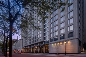 Exterior - Embassy Suites Montréal by Hilton (Montreal)