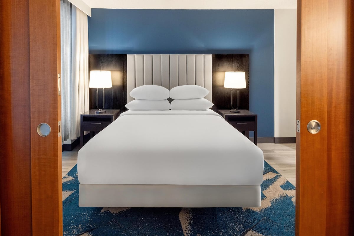 Suite, 1 Queen Bed with Sofa bed, Accessible | Premium bedding, in-room safe, desk, soundproofing