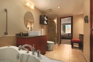 Combined shower/bathtub, deep-soaking bathtub, free toiletries - Embassy Suites Montréal by Hilton (Montreal)