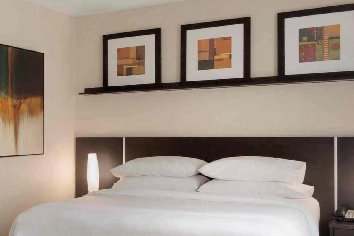 Roupas de cama premium, cofres nos quartos, escrivaninha