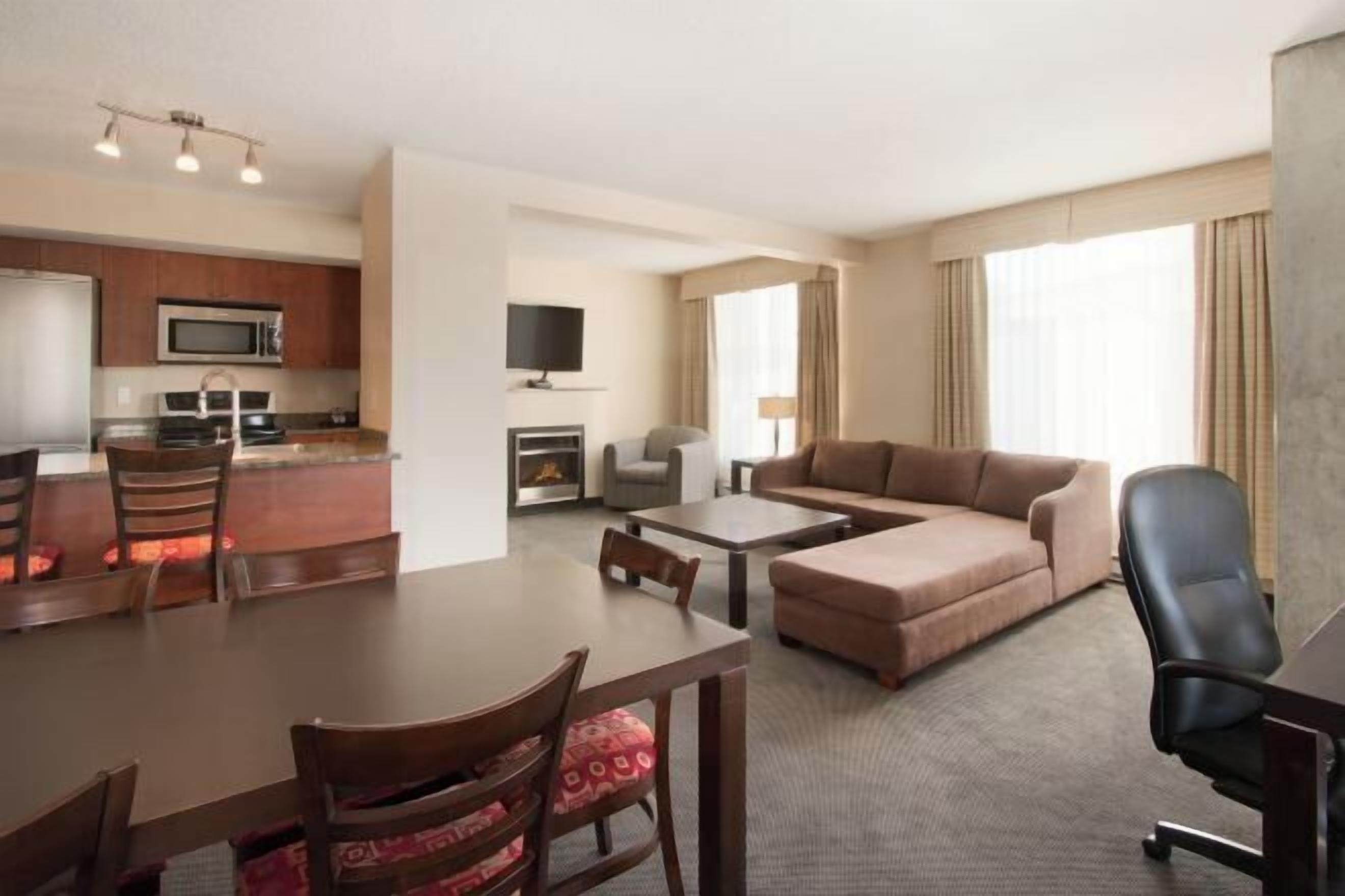 Zona de estar | Televisión LCD de 42 pulgadas con canales por cable, una televisión