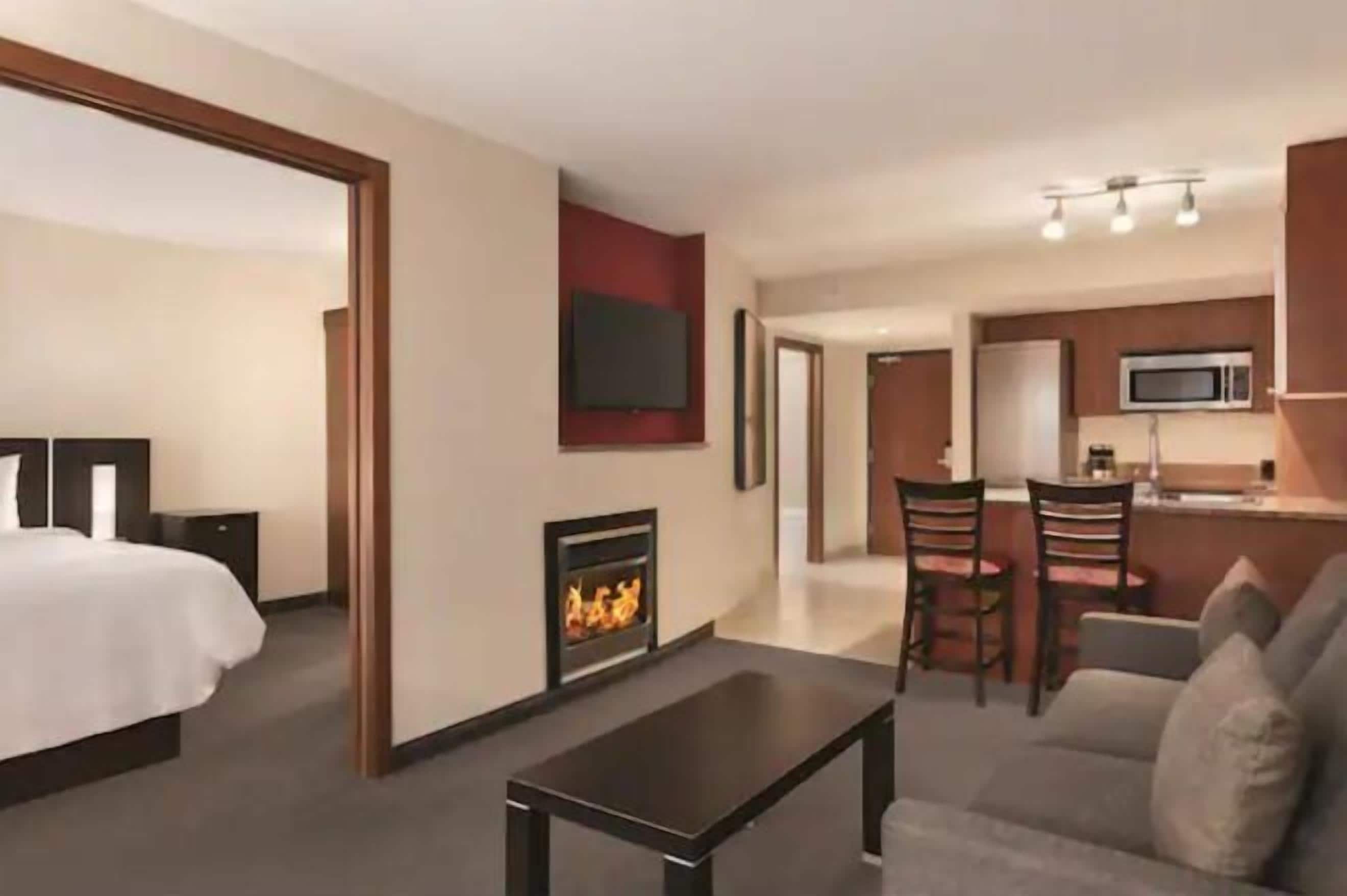 Zona de estar | Televisión LCD de 42 pulgadas con canales por cable, una televisión