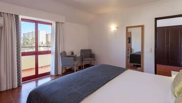 Frigobar, cofres nos quartos, escrivaninha, cortinas blackout