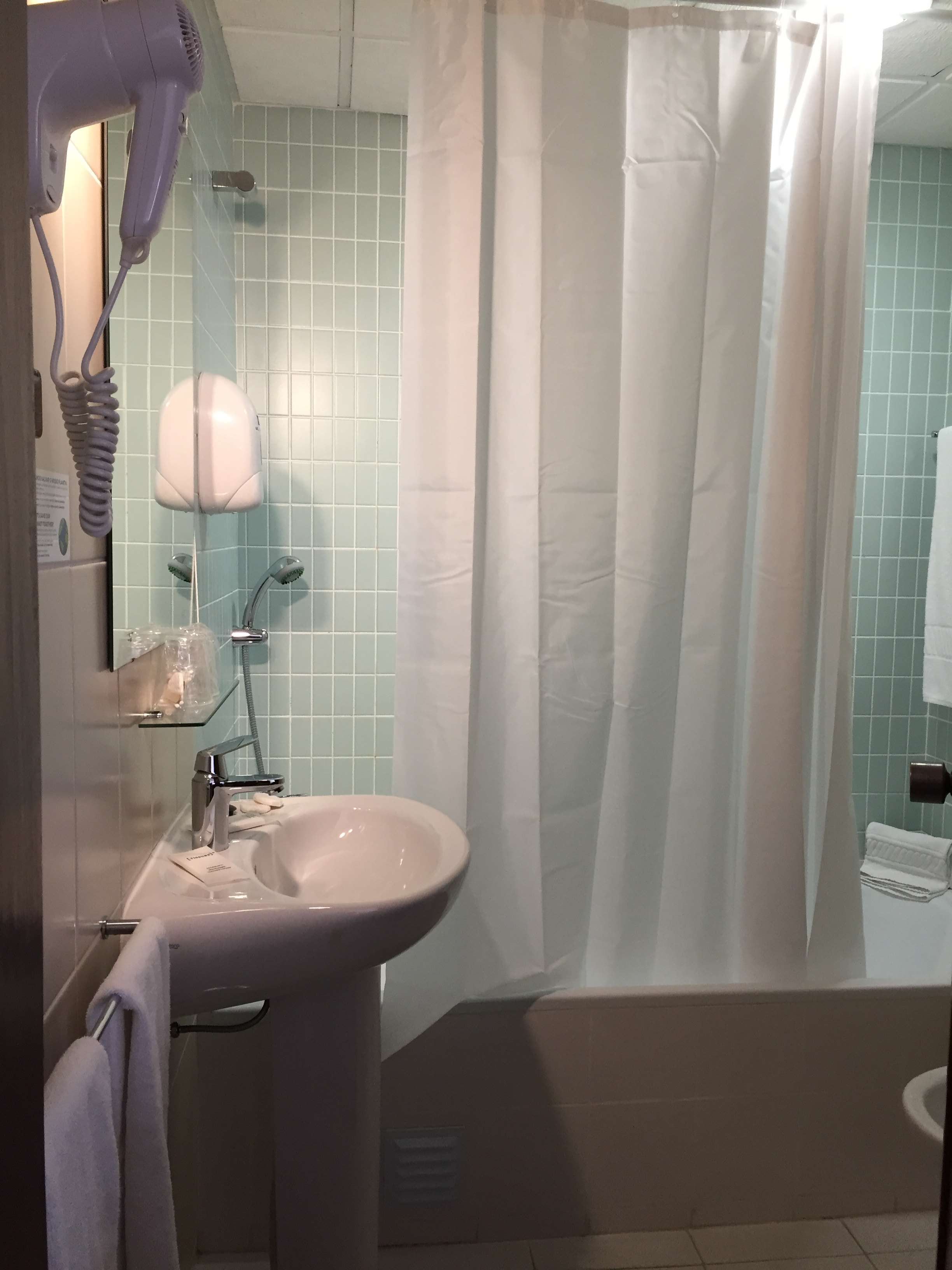 combined shower/bathtub, hair dryer, bidet, towels