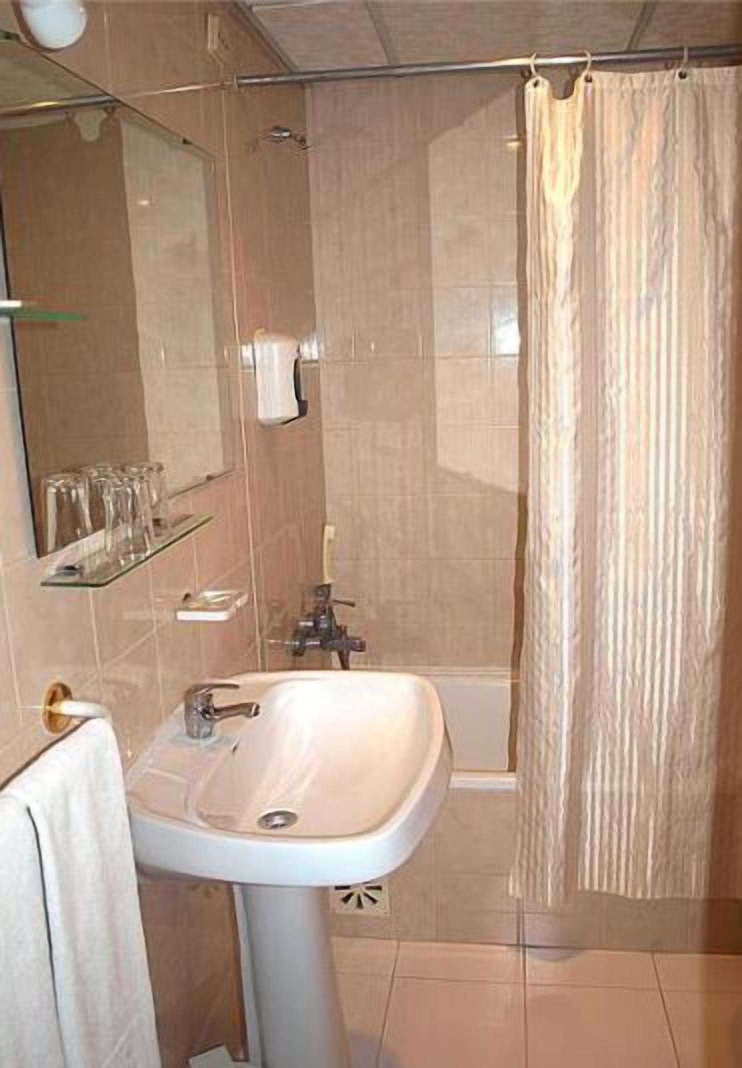 combined shower/bathtub, hair dryer, bidet, towels