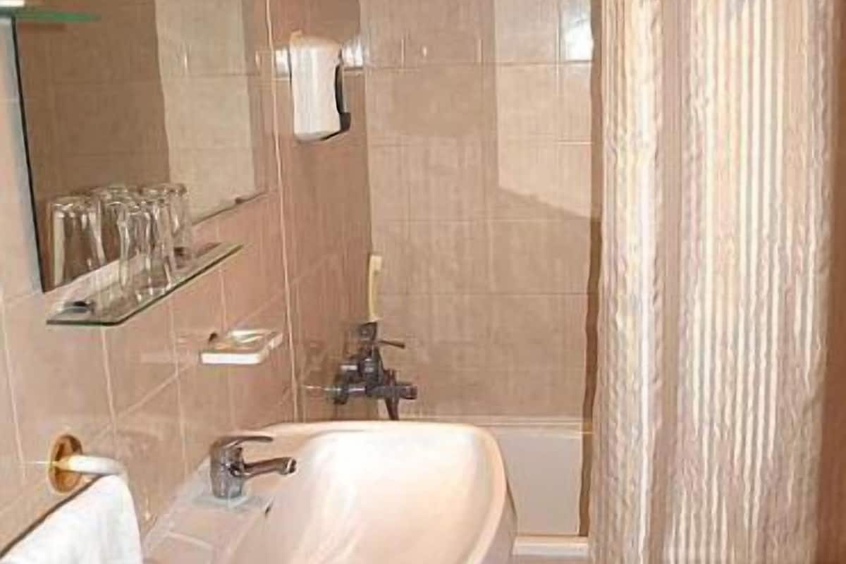 combined shower/bathtub, hair dryer, bidet, towels