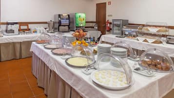 Daily continental breakfast (EUR 9 per person)