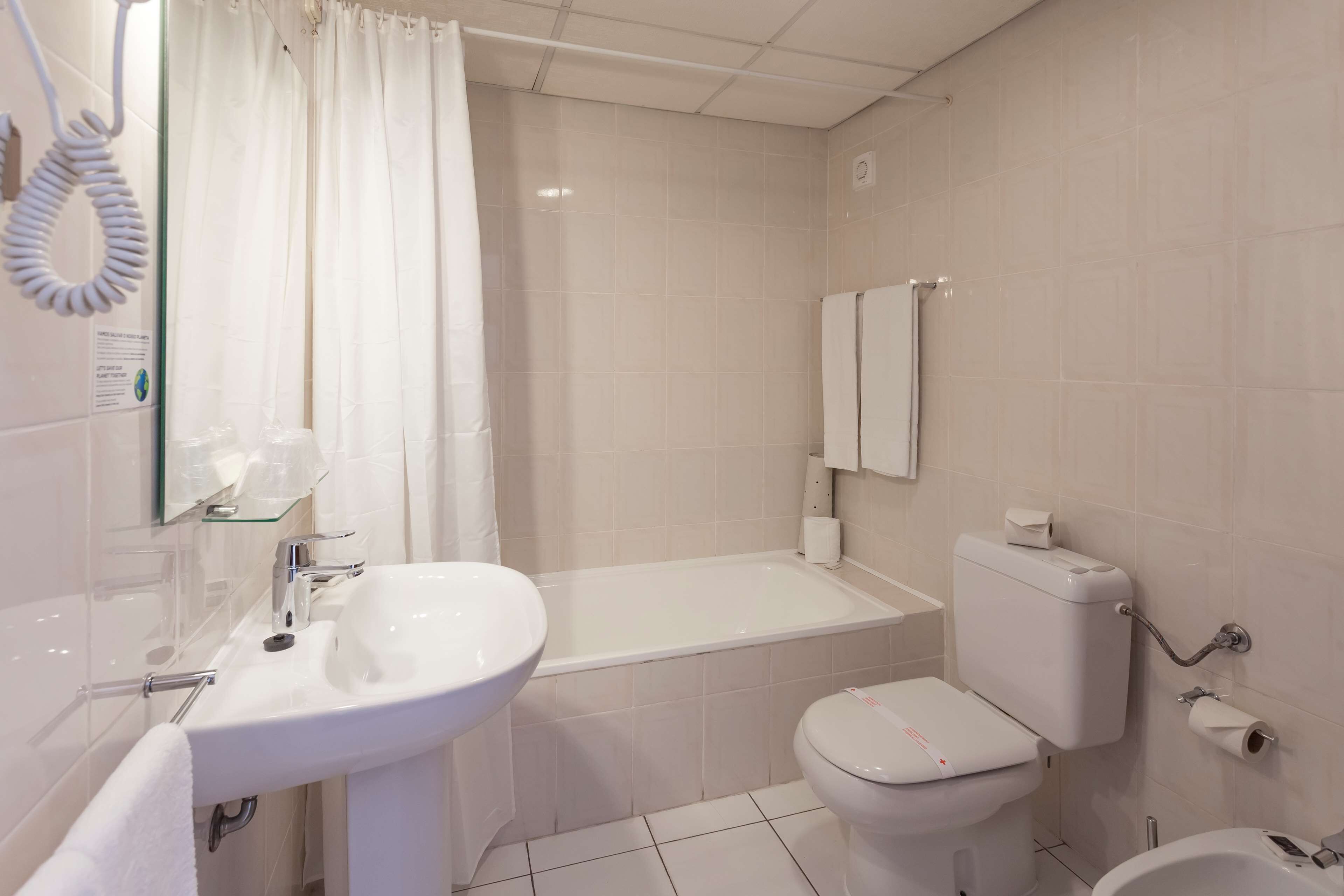 combined shower/bathtub, hair dryer, bidet, towels