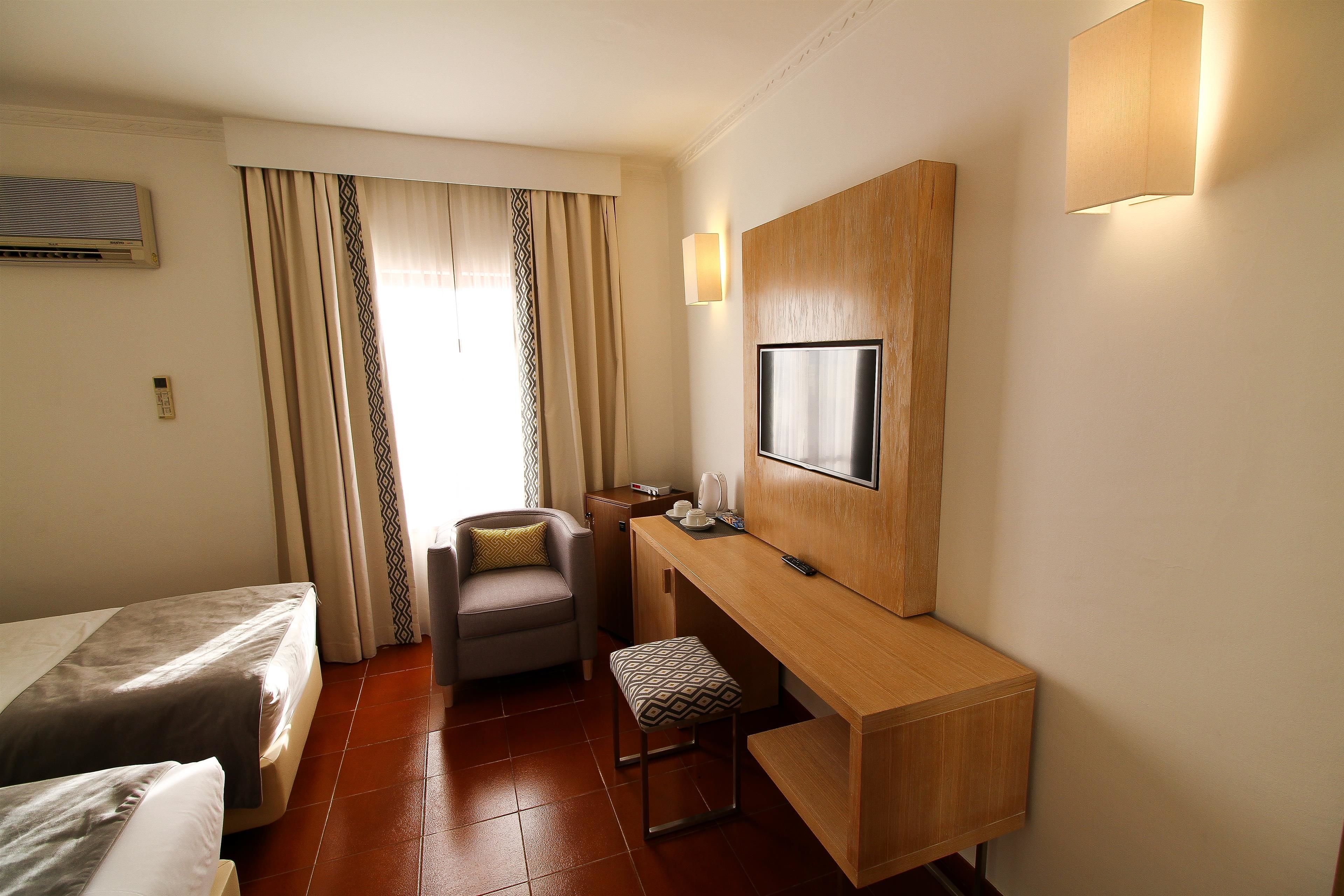 standard room, 2 single beds, non smoking | minibar, in-room safe, desk, blackout curtains