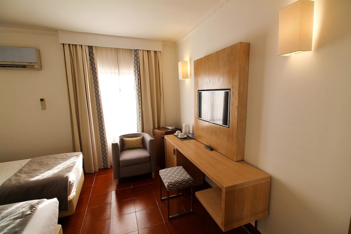 standard room, 2 single beds, non smoking | minibar, in-room safe, desk, blackout curtains