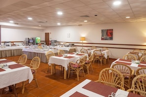 Daily continental breakfast (EUR 9 per person)
