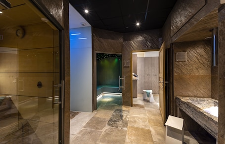 Salas de tratamiento para parejas, baño turco/hammam. Château de Siran