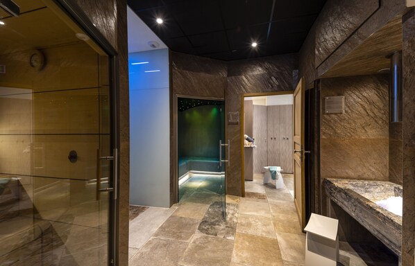 Behandelingskamers voor koppels, een Turks bad/hammam