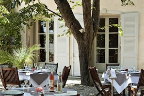 Serveert diner, uitzicht op de tuin