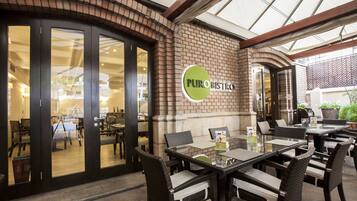 Serveert ontbijt, lunch en diner