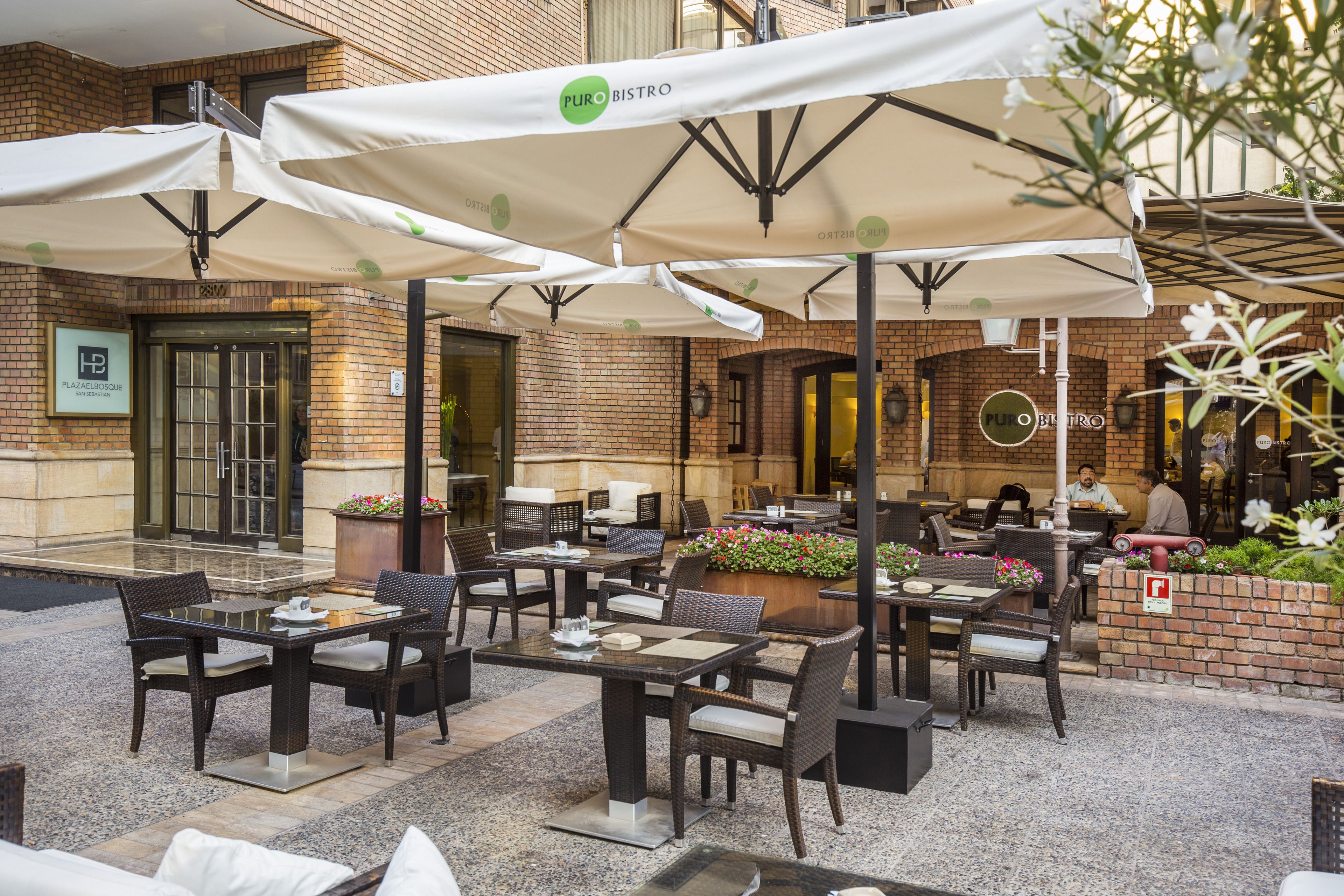 Serveert ontbijt, lunch en diner