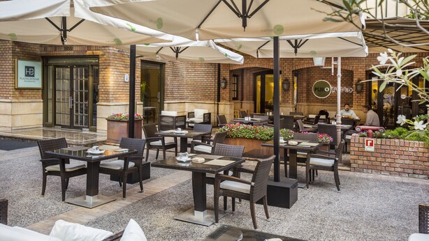 Outdoor dining - Plaza El Bosque San Sebastian (Santiago)