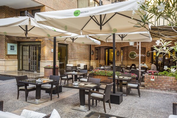 Petit déjeuner, déjeuner et dîner servis sur place