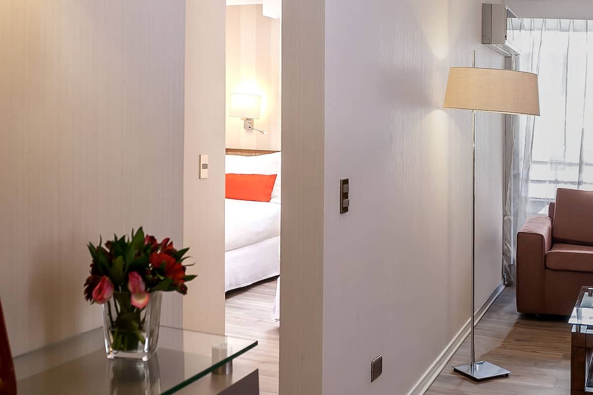 Suite, 2 slaapkamers | 1 slaapkamer, een minibar, een kluis op de kamer