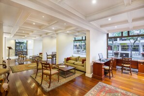 Coin salon dans le hall