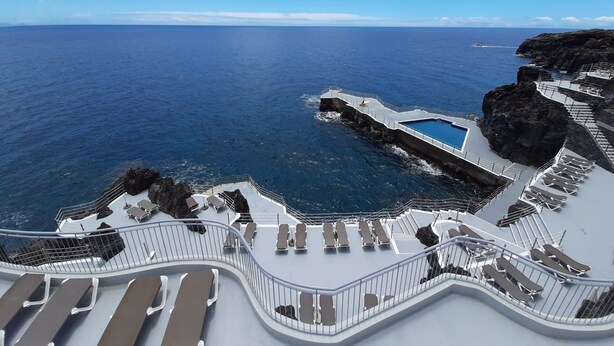 A sun deck with lounge chairs overlooking the ocean. - Royal Orchid (Santa Cruz)