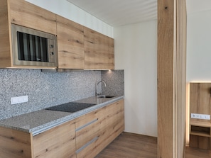 Een bureau, verduisterende gordijnen, geluiddichte muren