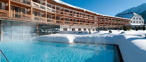 Innenpool, Außenpool, Sonnenschirme, Liegestühle