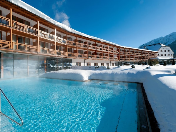 Piscine couverte, piscine extérieure, parasols de plage, chaises longues