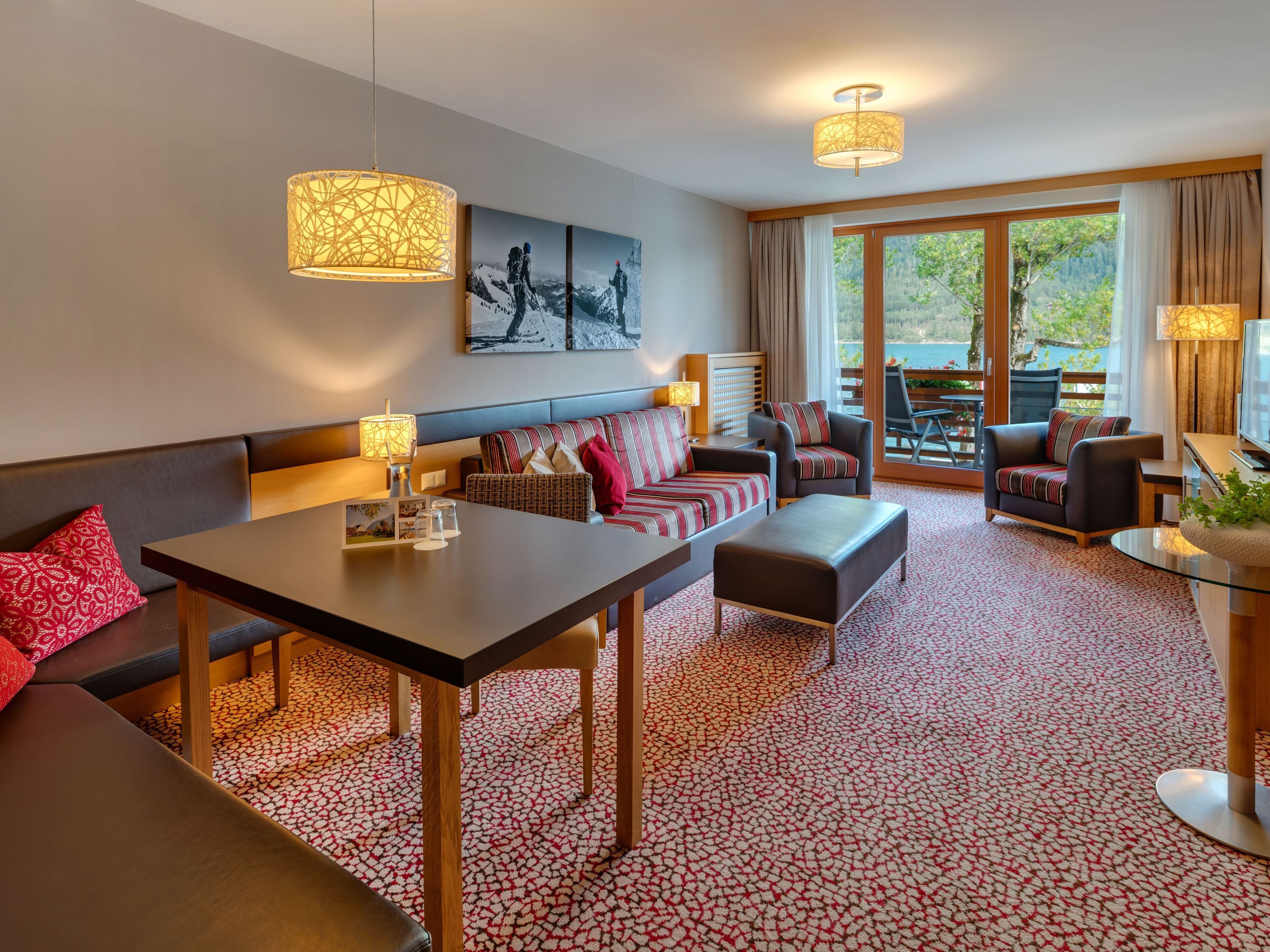 1-tums platt-tv med kabelkanaler, tv och böcker